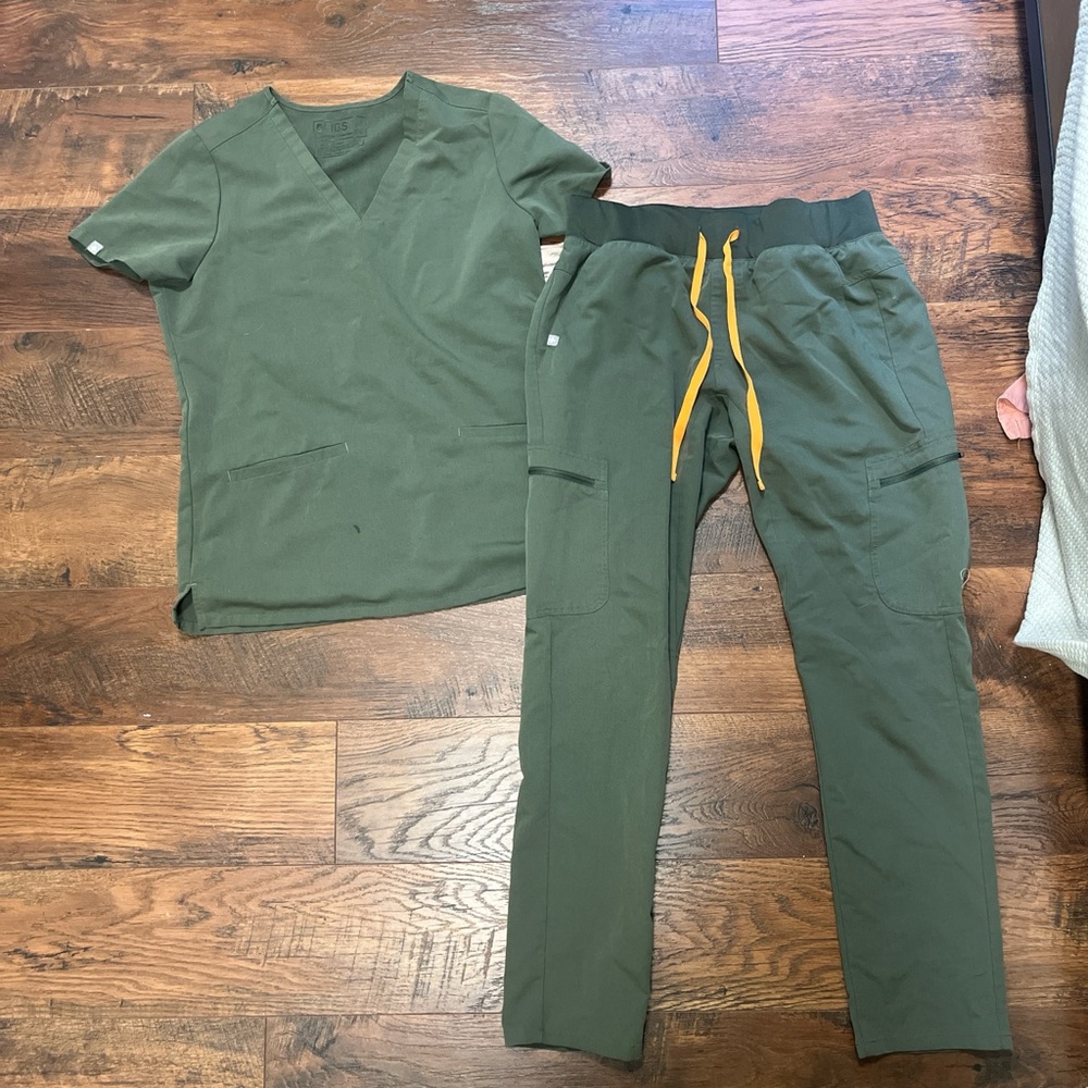 Figs Olive Scrub Set - size small
